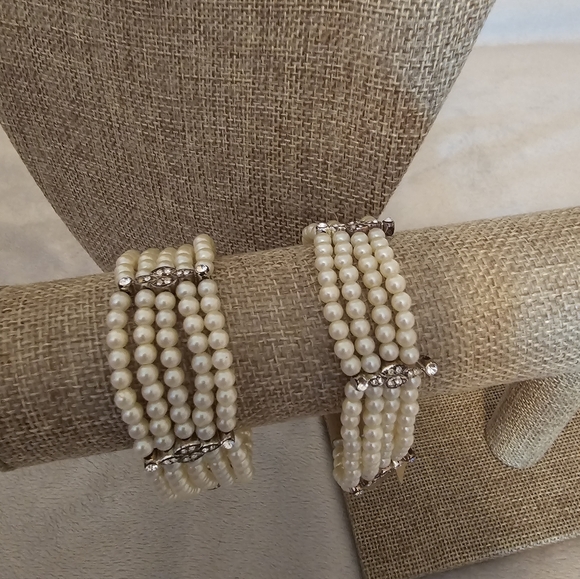 Beautiful Faux Pearl Choker with Two (2) Bracelets - Picture 3 of 4